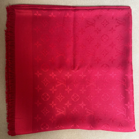 Monogram Classic Shawl, Louis Vuitton - Picture 3 of 4